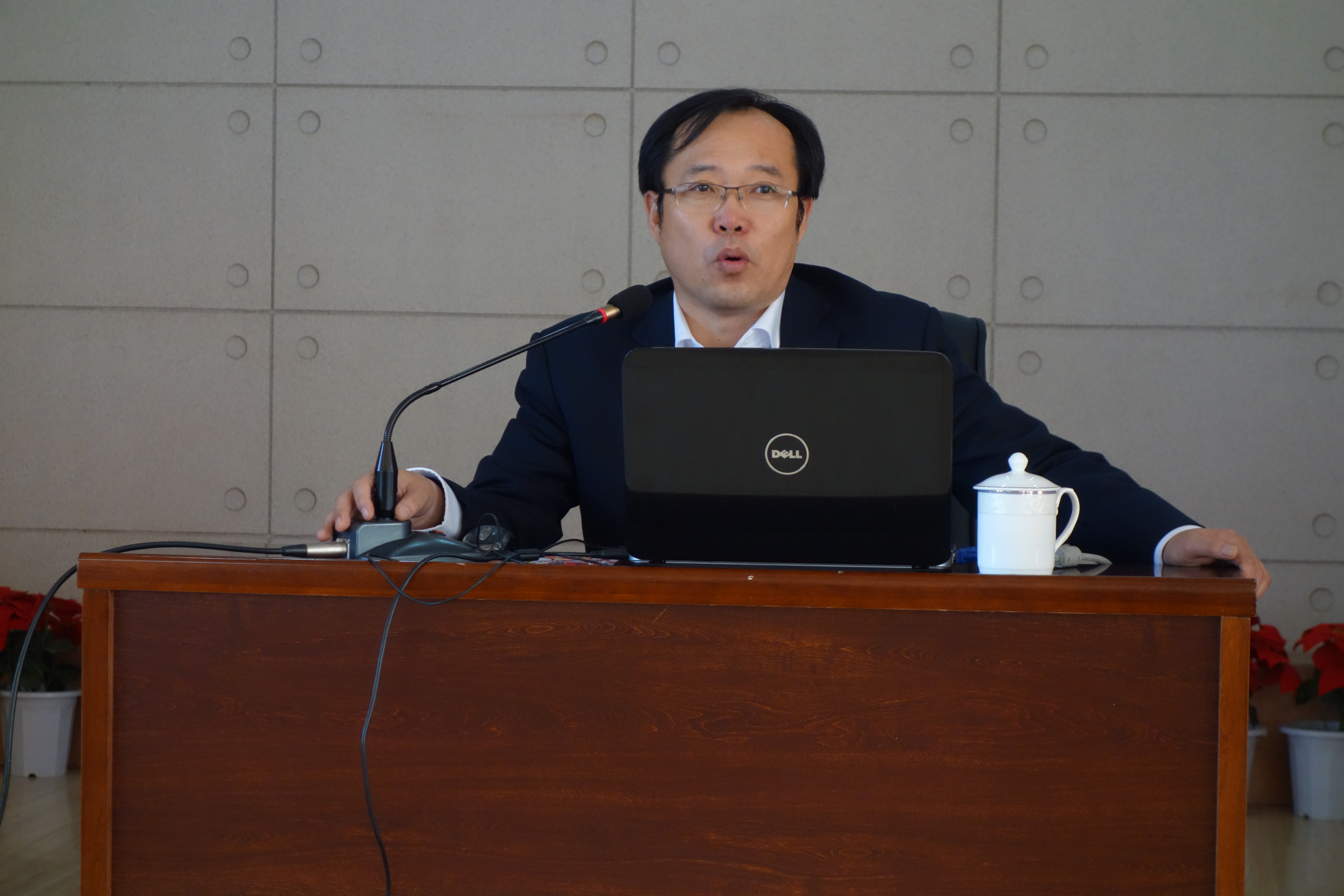 我校邀请市委宣传部常务副部长罗冠华来校宣讲党的十九大精神